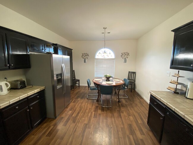 Building Photo - Affordable 3 BD 2 BA house in SE Bakersfield Near Union Ave & Berkshire Road