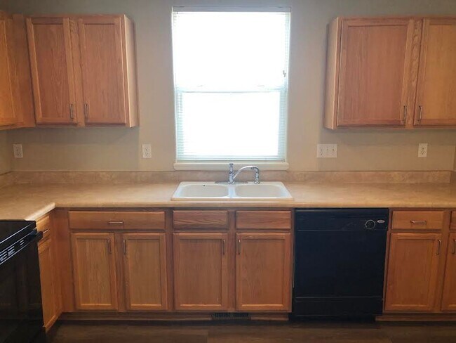 Building Photo - Fully Renovated, "MUST SEE" 3 Bedroom, 3 Bath Townhome with 2 Car Attached Garage