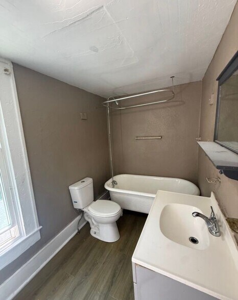 Building Photo - 209 E Capitola Ave