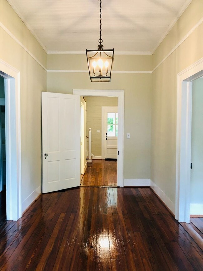 Building Photo - Plum Street-3 bedroom/2 bath home with large rocking chair front porch!