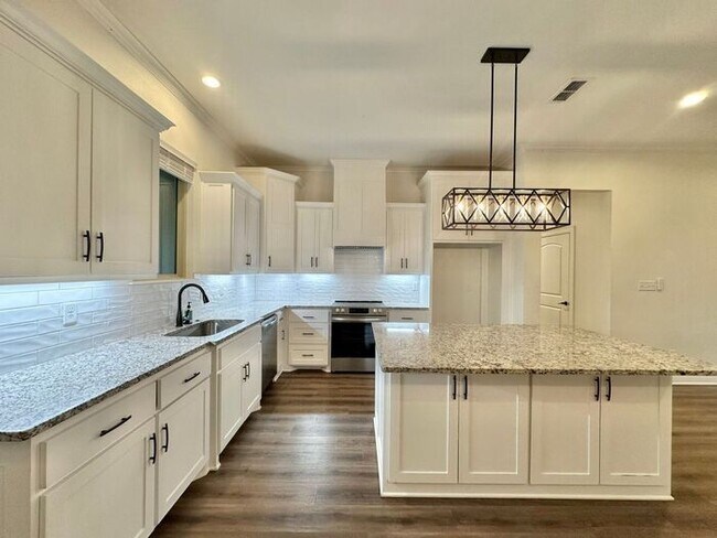 Building Photo - Stunning 3/2/2 on the Outskirts of Lindale!