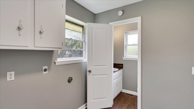 Building Photo - Beautiful 3 bedroom / 1.5 bath
