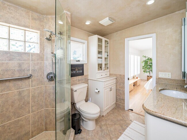 Building Photo - 2118 NE 15th St