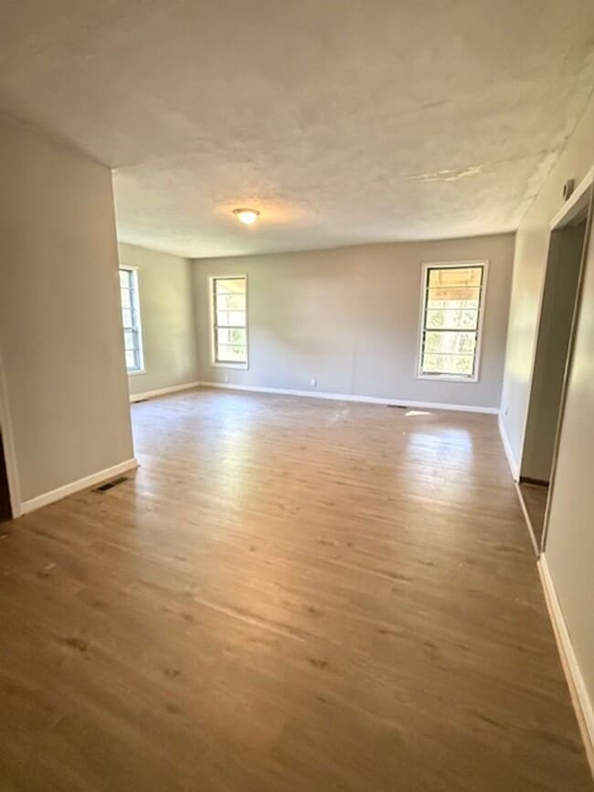 Building Photo - Renovated 3 Bedroom 1 Bath Home for Rent! ...