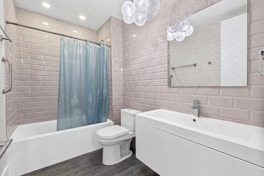 Building Photo - 2814 W North Ave