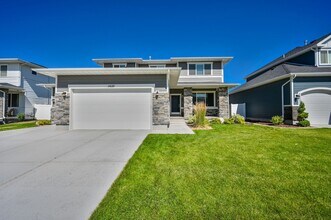 Building Photo - Beautiful Spacious Home in Bluffdale!