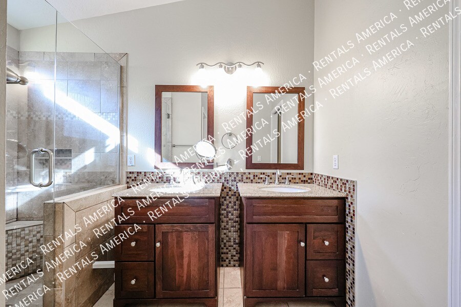 Building Photo - 13593 W Desert Flower Dr