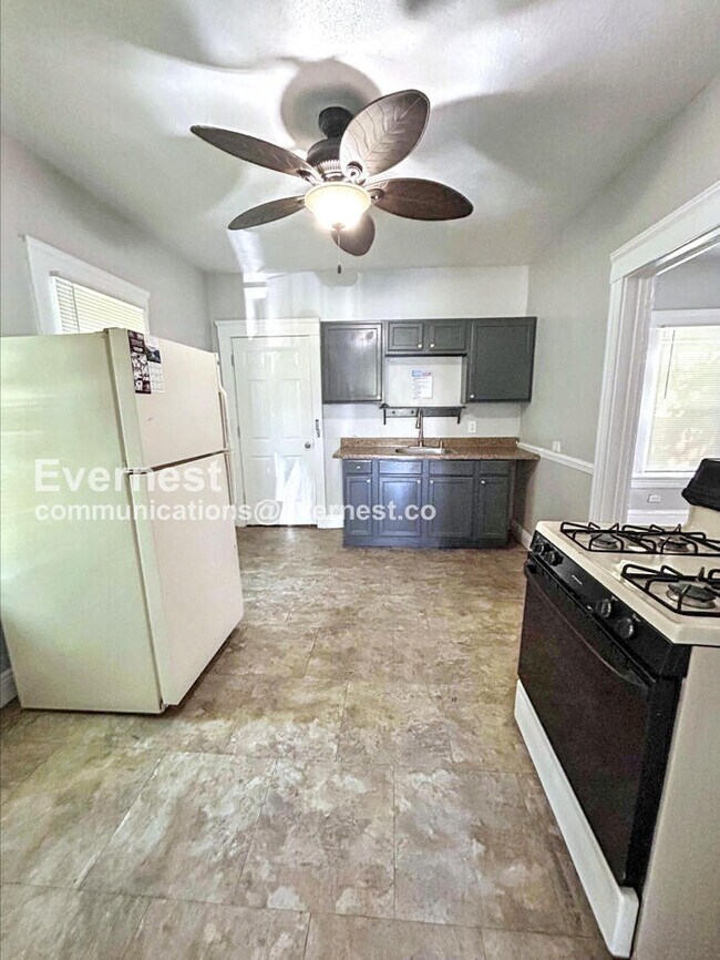 Building Photo - 3-Bedroom Home with Front Porch / Pet-Frie...