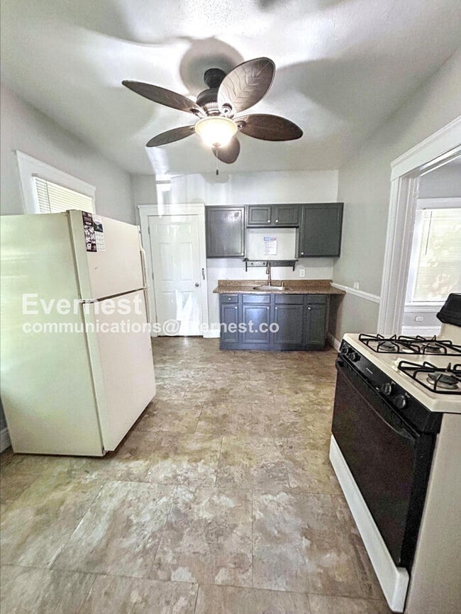 Building Photo - 8002 Bellevue Ave