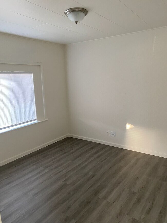 Building Photo - 207 E Sequoia Ave