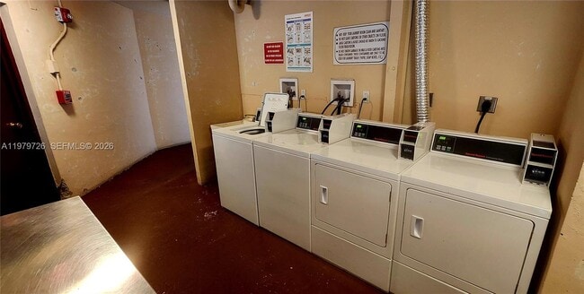 Building Photo - 3301 N Country Club Dr