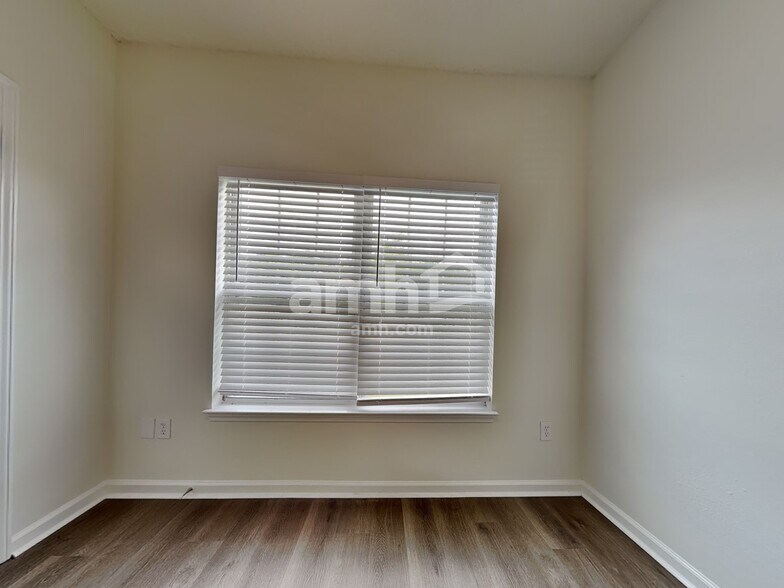 Building Photo - 523 Amsonia Cir