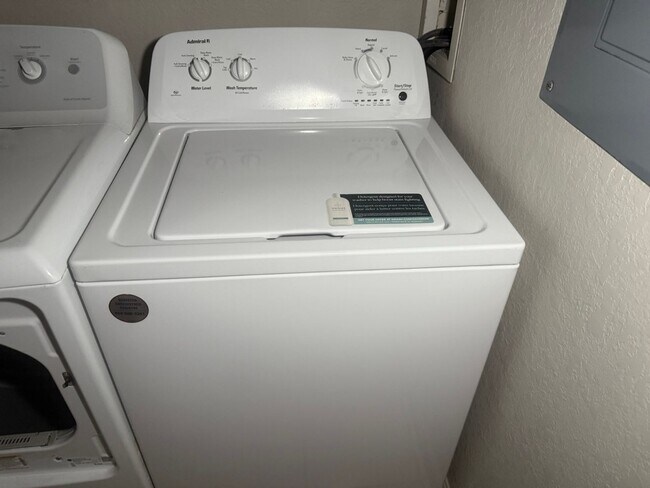 Building Photo - Beautiful 3/2 2nd Floor condo in gated Flo...