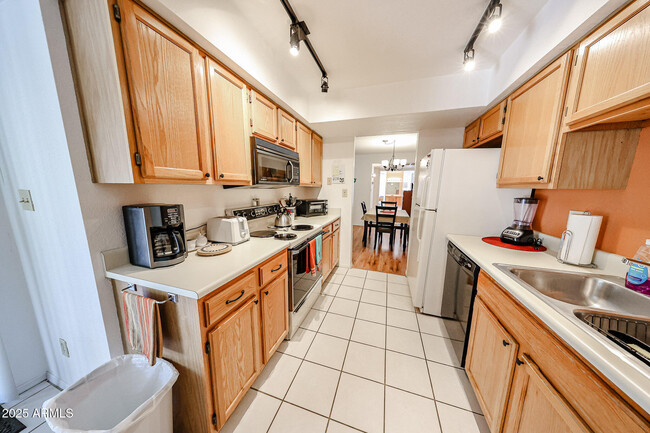 Building Photo - 9445 N 94th Pl
