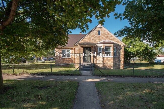 Building Photo - 700 E 36th Ave