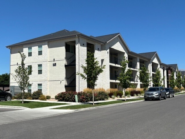Building Photo - 570 S Main St