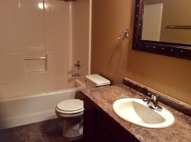 Building Photo - Nice 3 bed, 2.5 bath townhome