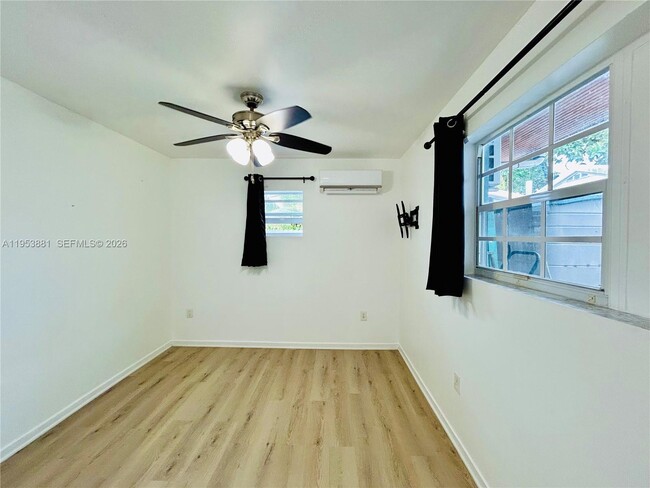 Building Photo - 880 SE 4th Pl