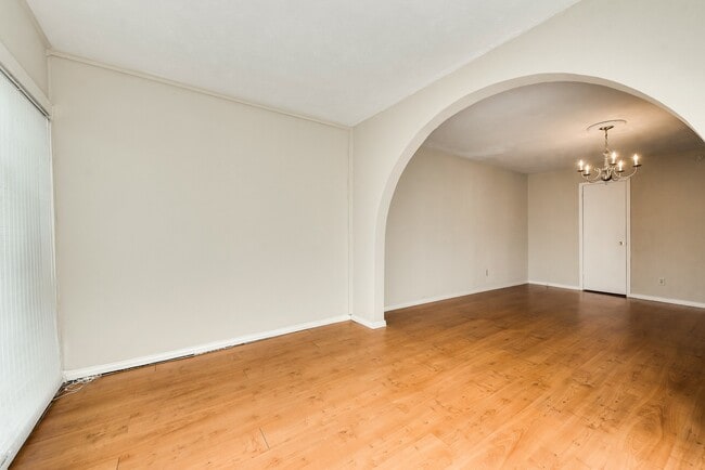 Building Photo - Adorable Townhome featuring 3 Bedrooms + O...