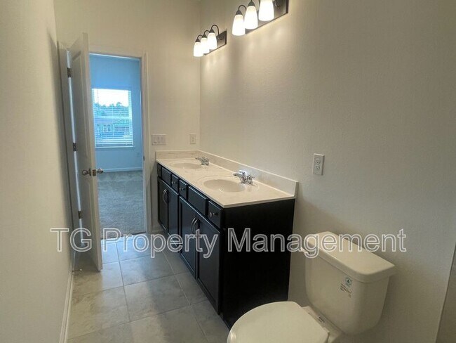 Building Photo - 40 Pinebury Ln