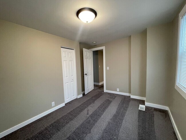 Building Photo - Nicely updated- Four Bedroom Home on the NE side of Grand Rapids!