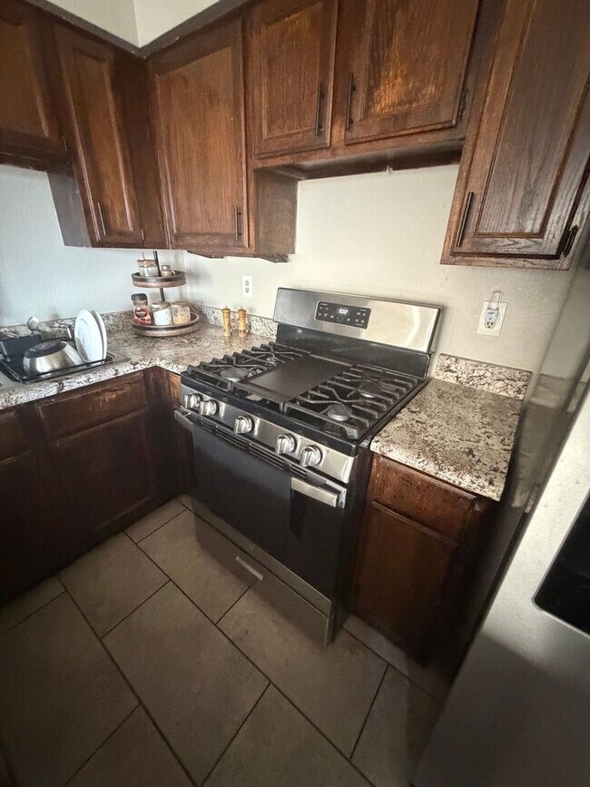 Building Photo - 2 Bedroom 2 bath private enclosed yard for