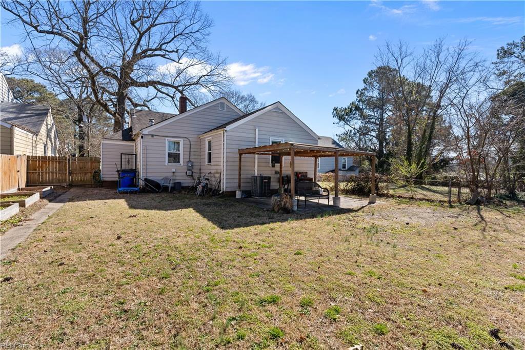 Building Photo - 2605 Bapaume Ave
