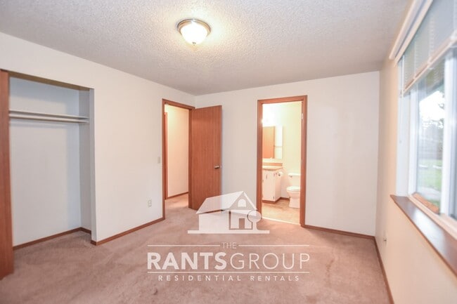 Building Photo - Charming 3 Bedroom Rambler in Great Lacey Location — Apply Today