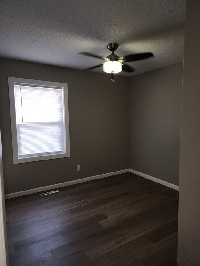 Building Photo - Four bedroom two bathroom house W/ double ...
