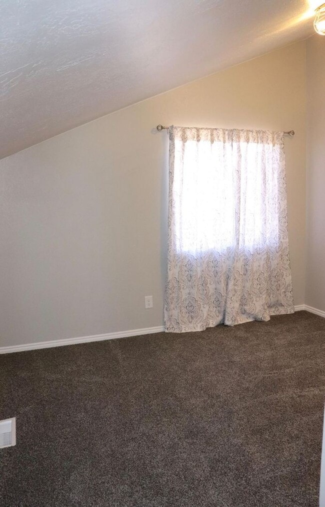 Building Photo - Beautiful remodeled 3 bedroom 2.5 bathroom...