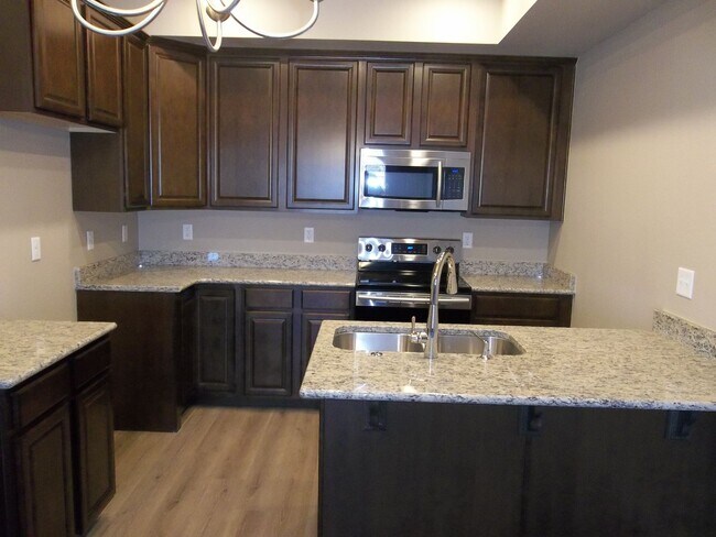 Building Photo - Chic Modern Townhouse in Berthoud – Your Dream Home Awaits!