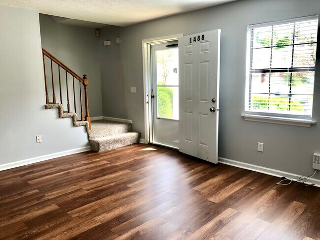 Building Photo - Close to 75 & 285....All Cobb Amenties