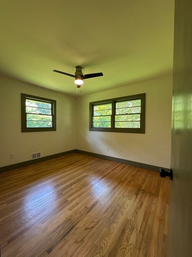 Building Photo - Updated 3 Bedroom House on the Eastside