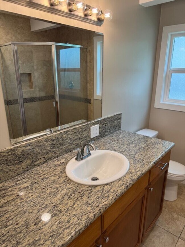 Building Photo - Newly Renovated 4 Bedroom 2 Bath home, wit...