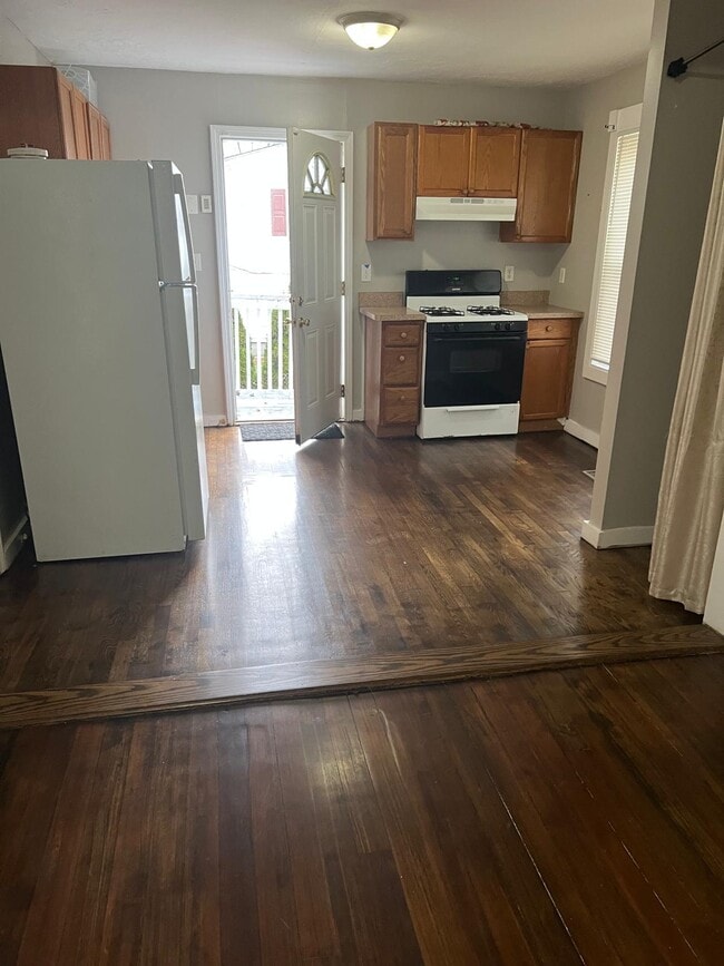 Building Photo - 14 Poplar Rd