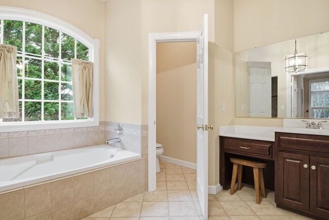 Building Photo - 4 Bed/3 Bath. Pet Friendly. Master on Main