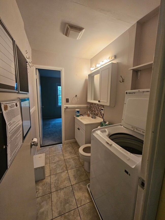 Building Photo - 3 Bedroom House Available July 15, 2026
