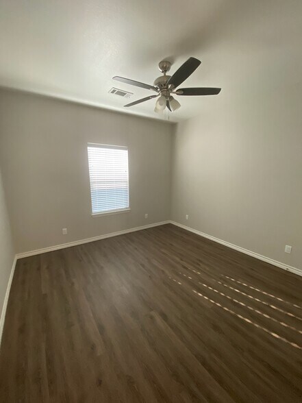 Building Photo - 604 Pecan Ct