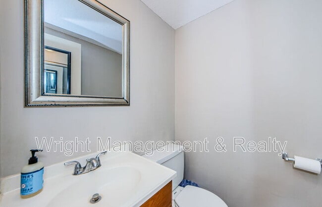 Building Photo - 433 Paula Dr S
