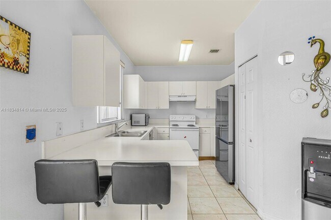 Building Photo - 755 E Mowry Ct