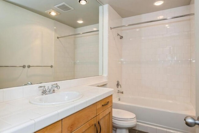 Building Photo - 1 bedroom in Seattle WA 98109