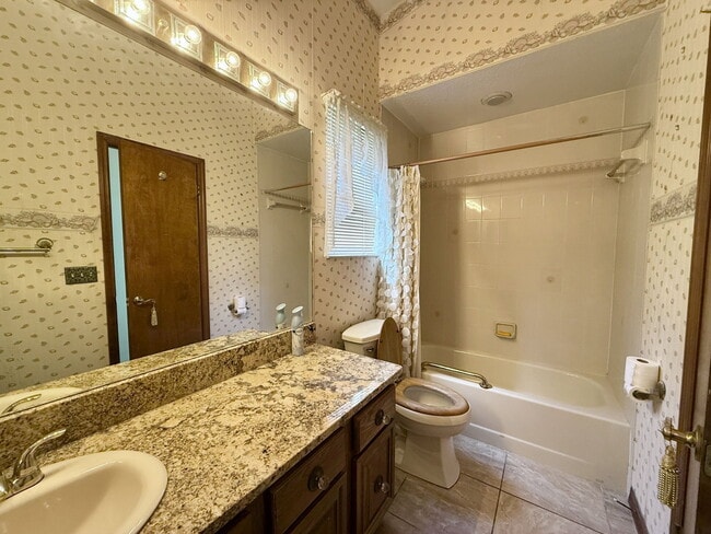 Building Photo - 124 Estates Cir