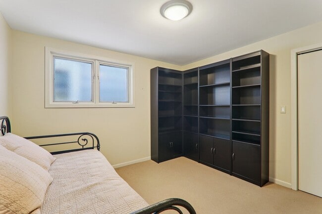 Building Photo - 1027 W Newport Ave