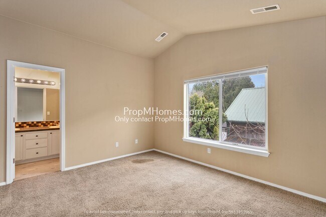 Building Photo - Cozy 3 Bedroom Home Close to Nike & Intel!