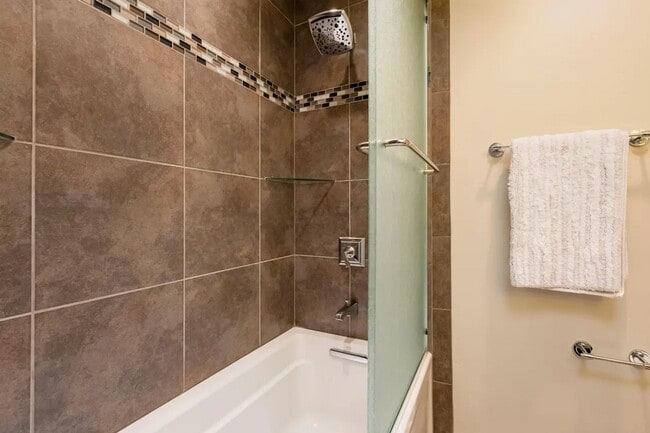 Building Photo - Modern Art Deco Two Bedroom Condo in Nob Hill