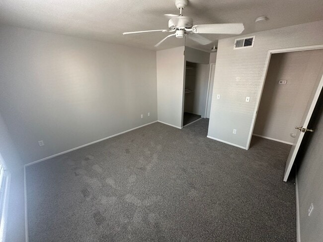 Building Photo - 2 Bedroom 2 bath condo with a den ready for move in!! Ask about our promotion!!