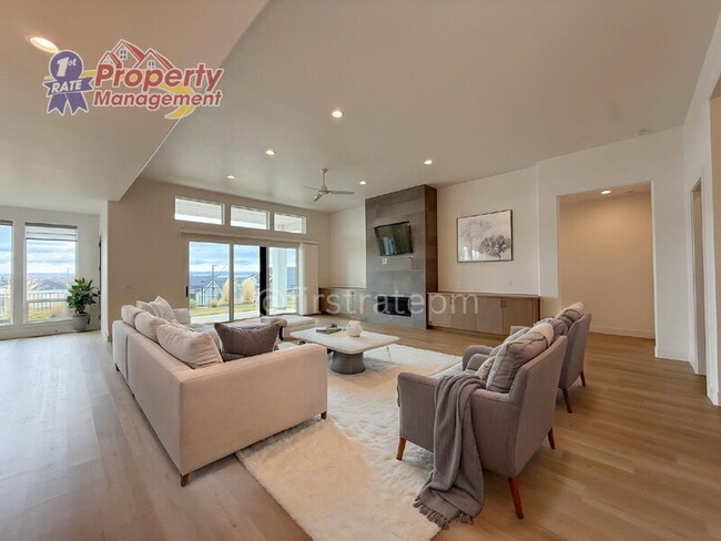 Building Photo - 3024 E Parulo Dr