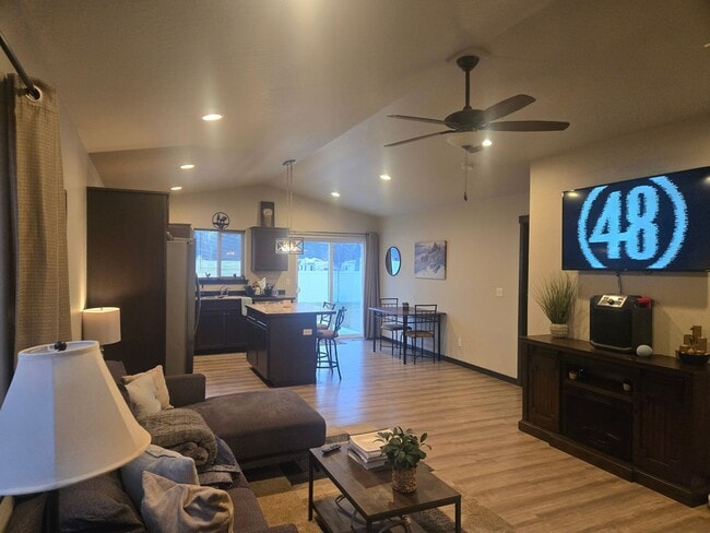 Building Photo - Single-level home with private yard