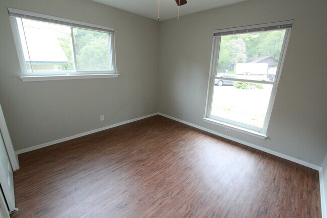 Building Photo - East Austin 4BR Gem on Cul-de-Sac w/ Spacious Lot & Updates