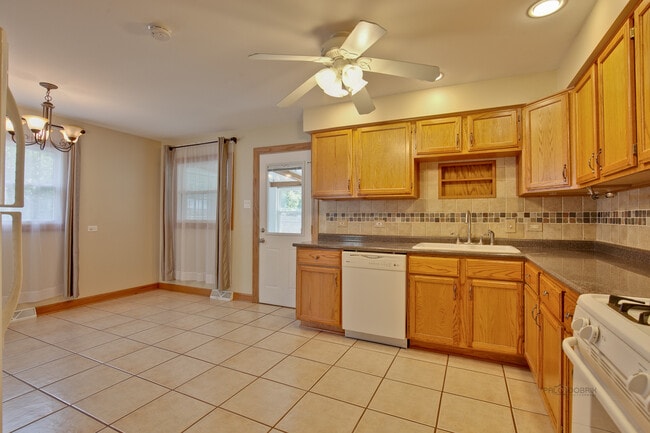 Building Photo - 648 N Greenview Ave
